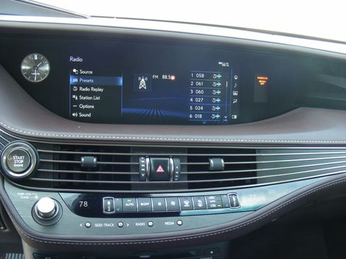 Used 2018 Lexus LS 500 500 Sedan 4D w/ Accessory Package (Z2) image 29