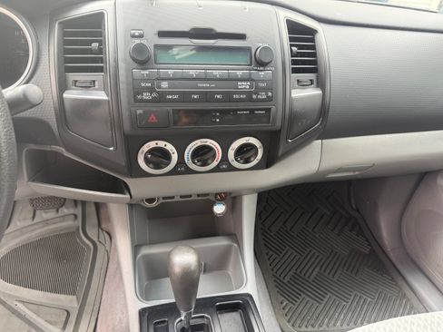 Used 2011 Toyota Tacoma PreRunner image 4