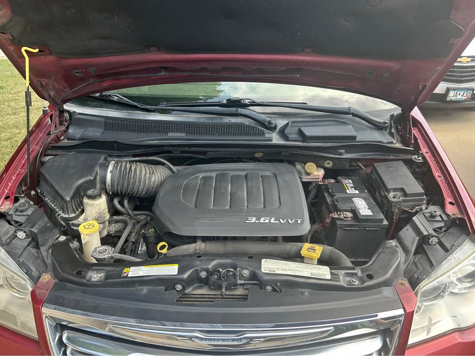 Used 2012 Chrysler Town & Country Limited FWD image 15