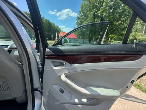 Used 2010 Cadillac CTS Luxury RWD image 32