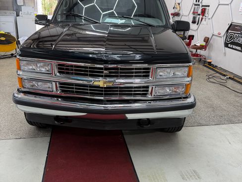 Used 1995 Chevrolet Tahoe 4WD 2-Door image 2