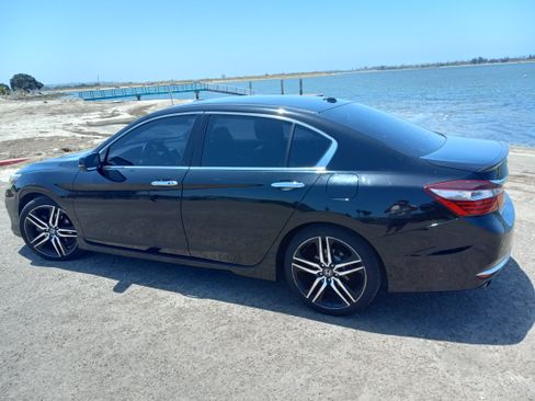 Used 2017 Honda Accord Touring image 6
