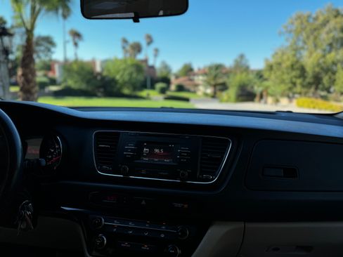 Used 2016 Kia Sedona LX w/ LX Convenience Package FWD image 5