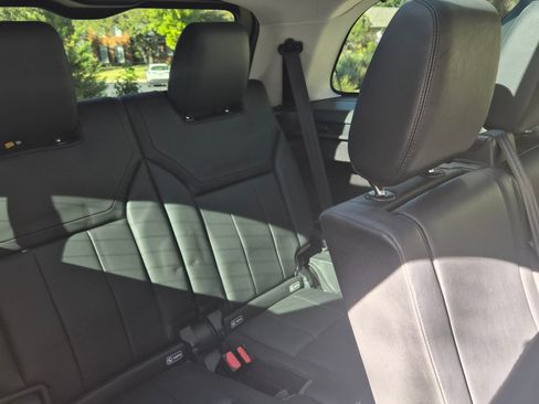 Used 2018 Land Rover Discovery SE image 23