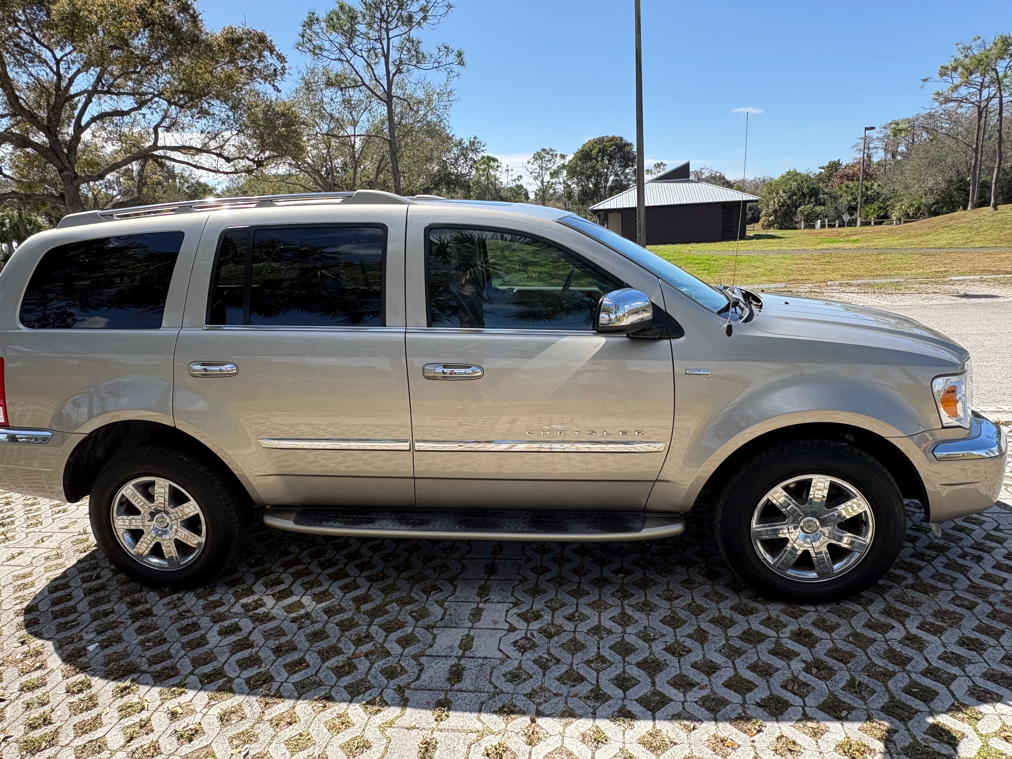Used 2008 Chrysler Aspen Limited RWD image 5