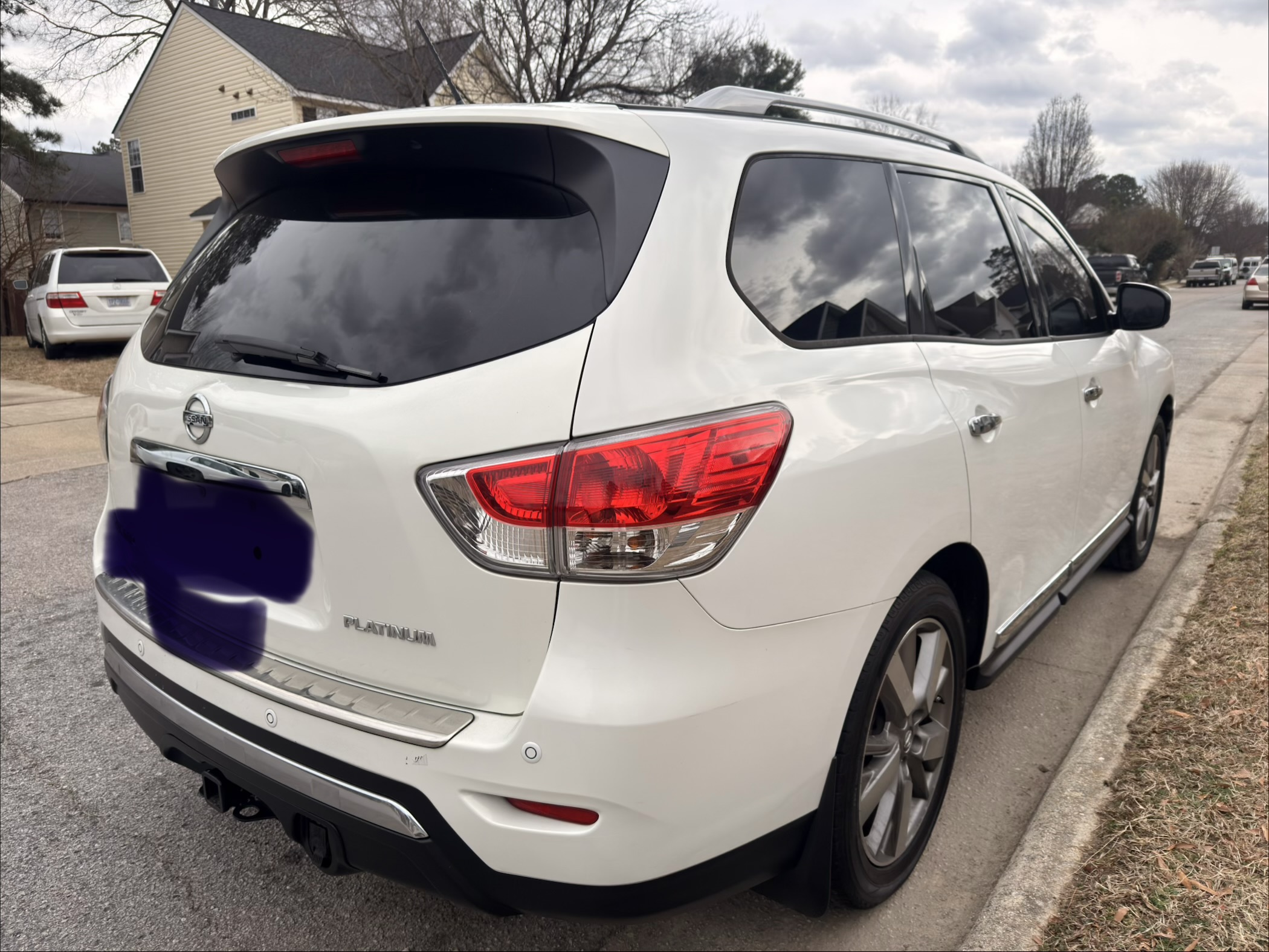 Used 2014 Nissan Pathfinder Platinum w/ Platinum Premium Package FWD image 5