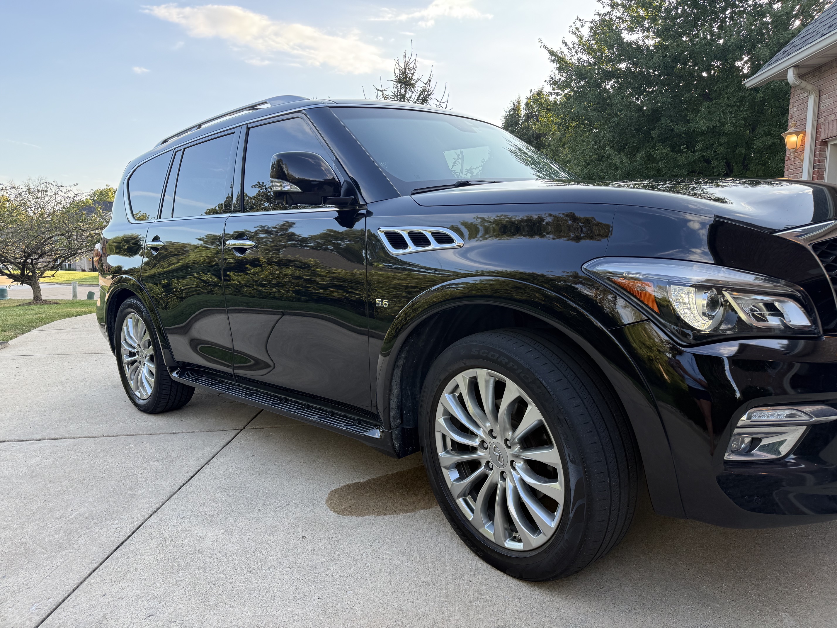 Used 2017 INFINITI QX80 4WD w/ Driver Assistance Package image 2