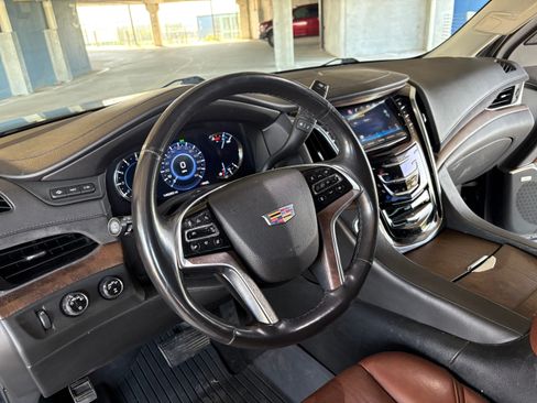 Used 2018 Cadillac Escalade Luxury AWD/4WD image 15