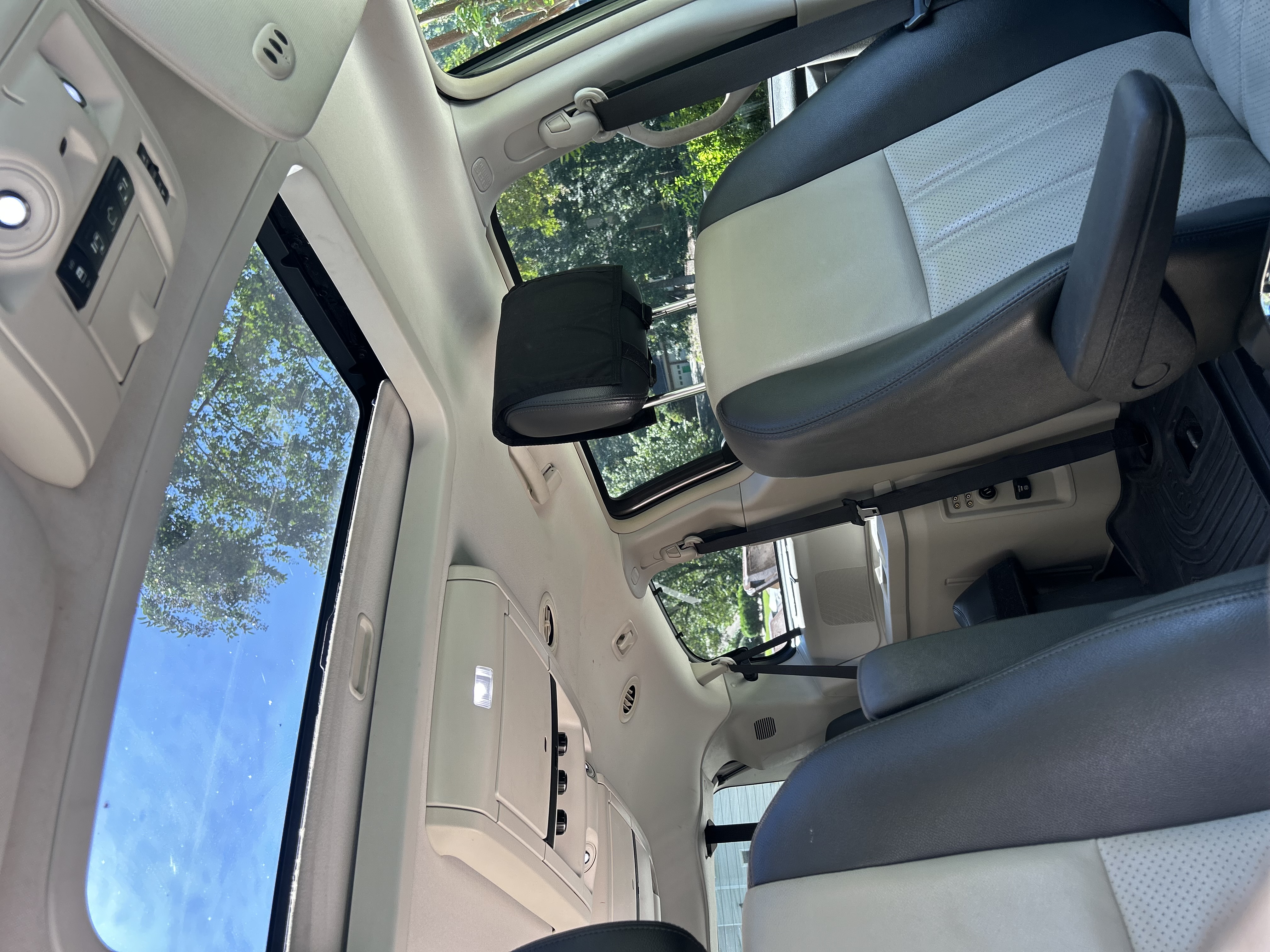 Used 2010 Chrysler Town & Country Touring Plus w/ Safetytec Group FWD image 23