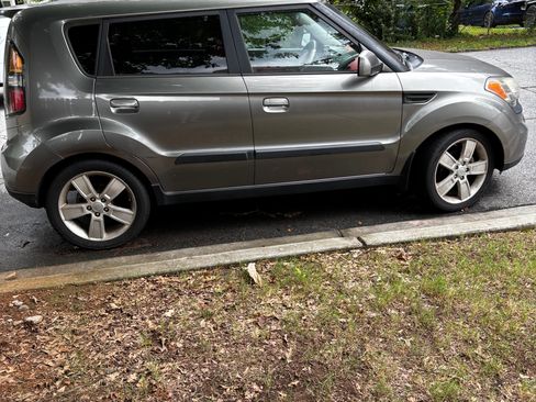 Used 2010 Kia Soul Sport FWD image 2
