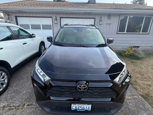 Used 2019 Toyota RAV4 XLE Premium AWD/4WD image 4