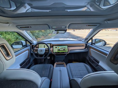 Used 2025 Rivian R1S Premium image 2