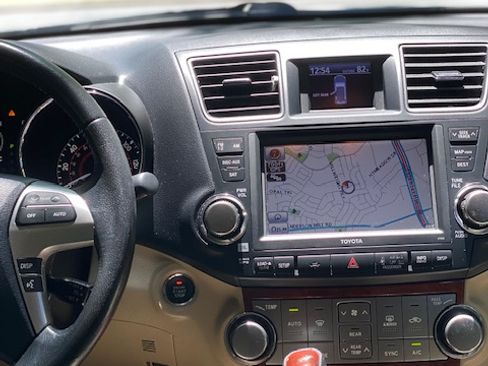 Used 2011 Toyota Highlander Limited w/ Tow Pkg FWD image 11