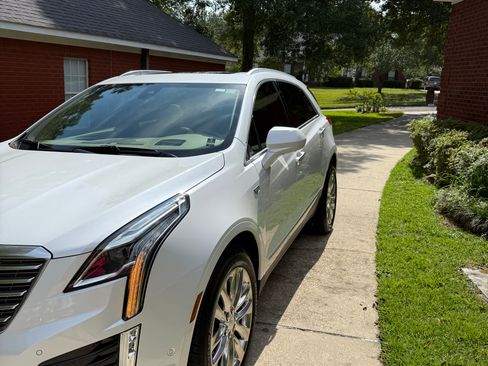 Used 2019 Cadillac XT5 Platinum image 2