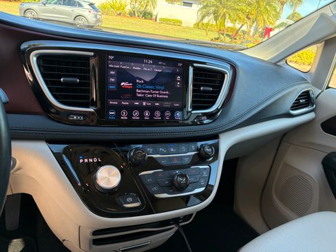 Used 2019 Chrysler Pacifica Limited w/ Tire & Wheel Group image 10