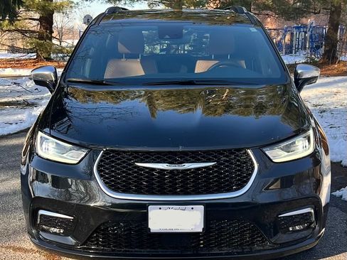 Used 2023 Chrysler Pacifica Pinnacle image 1