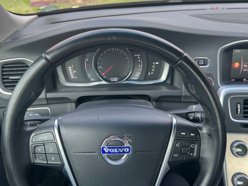 Used 2017 Volvo S60 T5 Inscription image 29