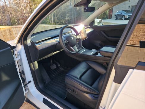 Used 2022 Tesla Model Y Long Range image 10