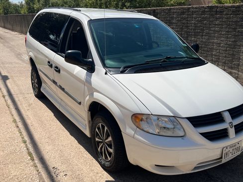 Used 2005 Dodge Grand Caravan SE w/ Popular Equipment Group I FWD image 2
