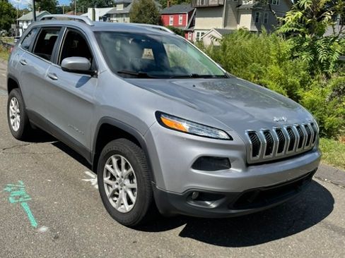 Used 2017 Jeep Cherokee Latitude w/ Safety/Convenience Group AWD/4WD image 5