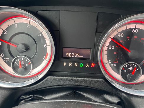 Used 2017 Dodge Grand Caravan SXT image 8