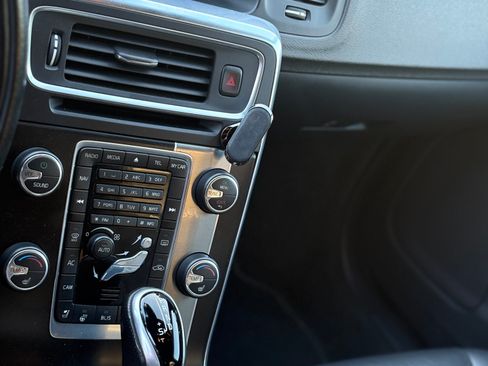 Used 2015 Volvo V60 T6 R-Design Platinum image 5