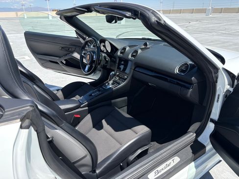 Used 2021 Porsche 718 Boxster RWD image 12