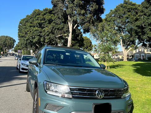 Used 2019 Volkswagen Tiguan SE w/ Panoramic Sunroof Package FWD image 4