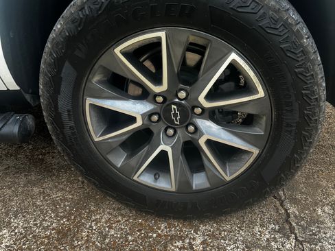 Used 2024 Chevrolet Tahoe Z71 w/ Luxury Package image 6