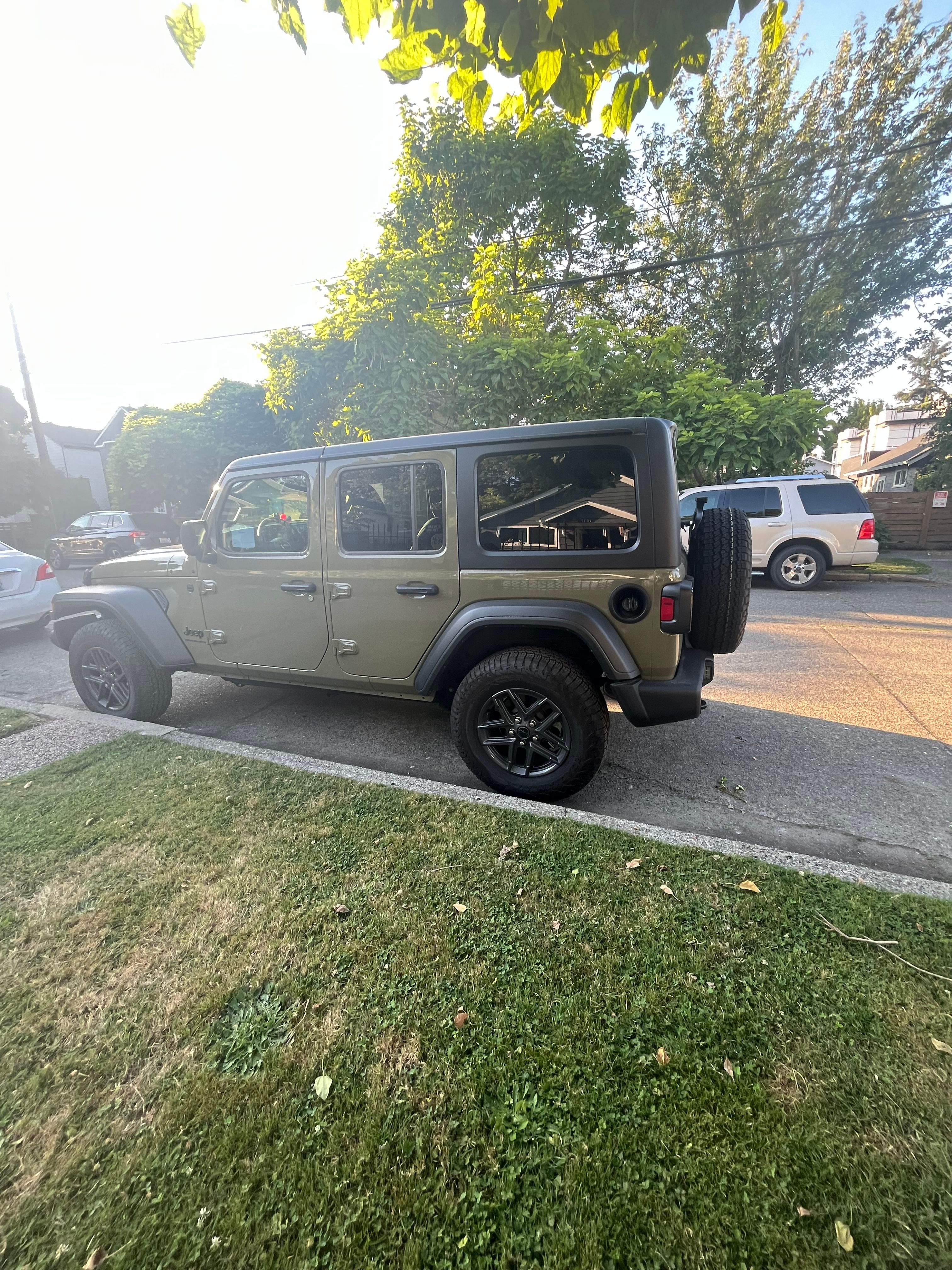 Used 2025 Jeep Wrangler Unlimited Sport AWD/4WD image 2