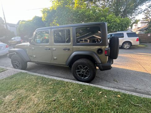Used 2025 Jeep Wrangler Unlimited Sport AWD/4WD image 2