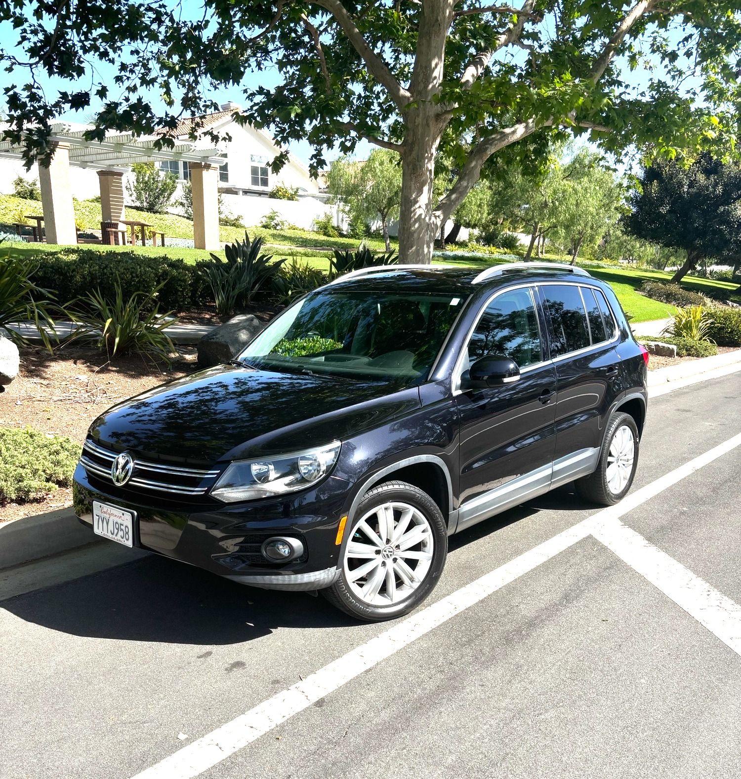 Used 2014 Volkswagen Tiguan SEL FWD image 1