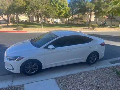 Used 2017 Hyundai Elantra SE image 1