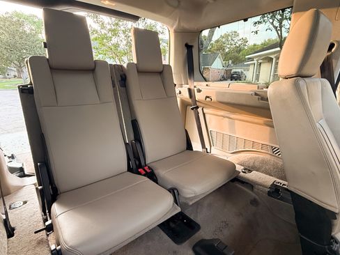 Used 2015 Land Rover LR4 HSE image 25