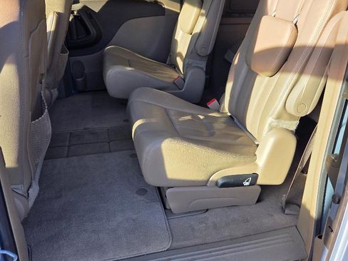 Used 2016 Chrysler Town & Country Touring w/ Driver Convenience Group image 8