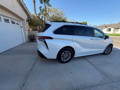 Used 2022 Toyota Sienna XLE AWD/4WD image 4