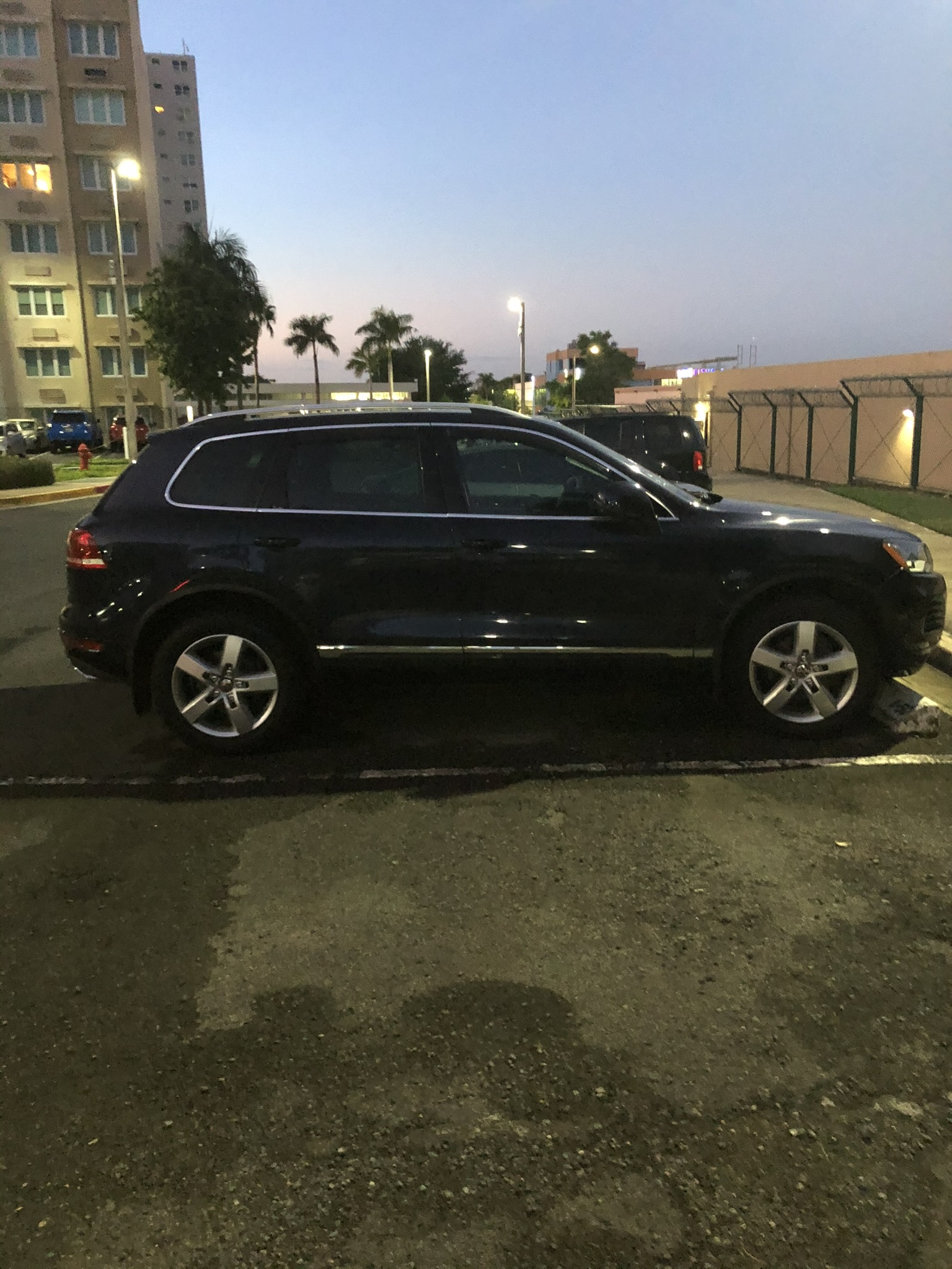 Used 2014 Volkswagen Touareg Executive AWD/4WD image 9