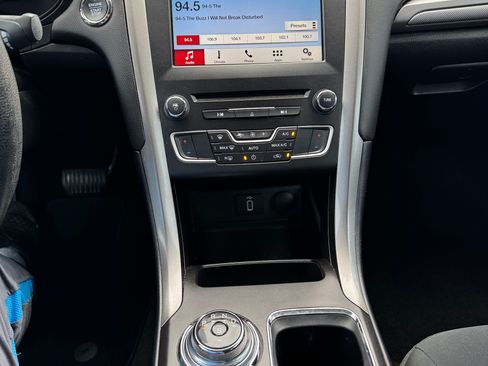 Used 2018 Ford Fusion SE w/ Fusion SE Technology Package image 5
