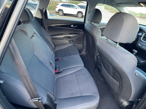 Used 2019 Kia Sorento L FWD image 10