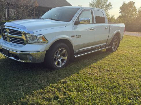 Used 2016 RAM 1500 Laramie w/ Convenience Group AWD/4WD image 2