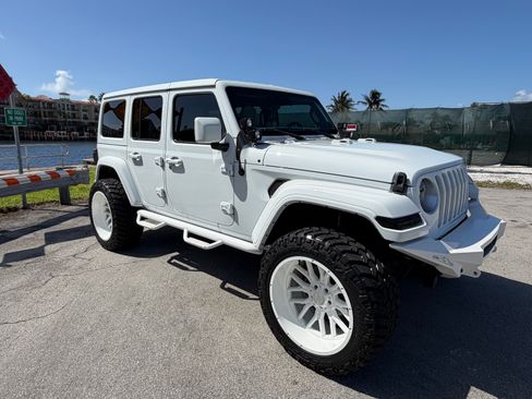 Used 2021 Jeep Wrangler Unlimited Sahara AWD/4WD image 4