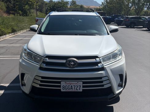 Used 2019 Toyota Highlander XLE AWD/4WD image 4