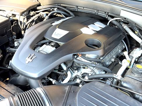 Used 2020 Maserati Levante image 9