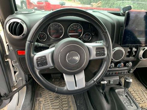 Used 2015 Jeep Wrangler Unlimited Rubicon image 10