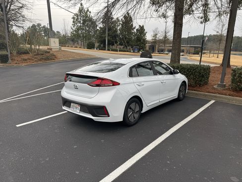 Used 2021 Hyundai Ioniq SE image 2