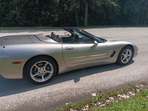 Used 2000 Chevrolet Corvette Convertible w/ Memory Pkg RWD image 14