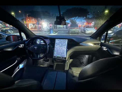 Used 2018 Tesla Model X 75D image 16