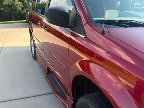 Used 2010 Chrysler Town & Country LX w/ PWR Convenience Group FWD image 8