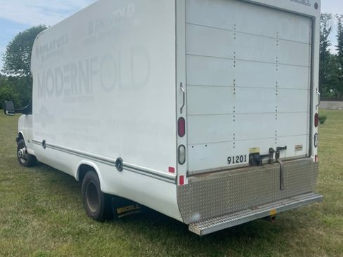 Used 2016 GMC Savana 4500 RWD image 9