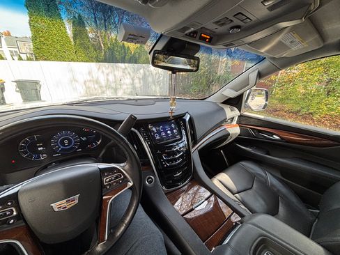 Used 2019 Cadillac Escalade Luxury image 6